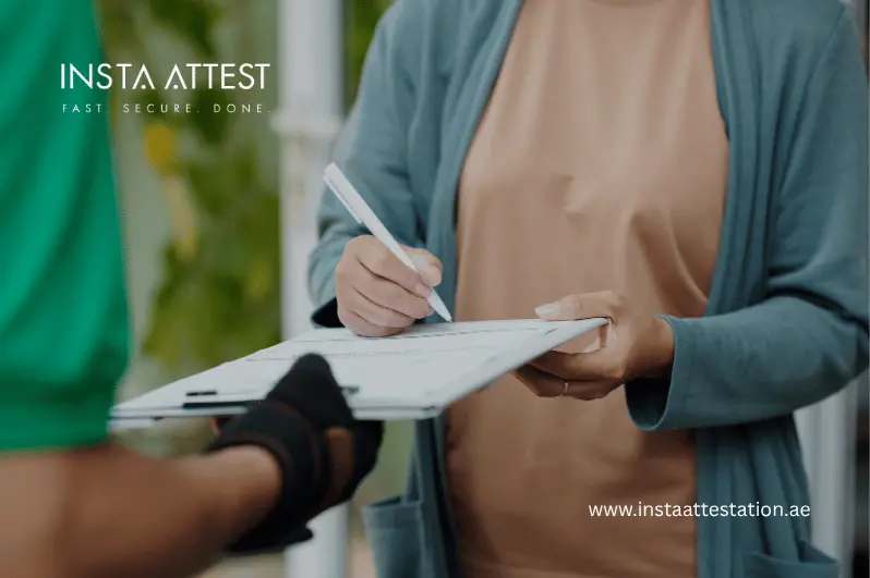 مندوب انستا لخدمات التصديق يستلم المستند من العميل عند الباب تمهيداً لتصديقه من قنصلية الكويت في دبي