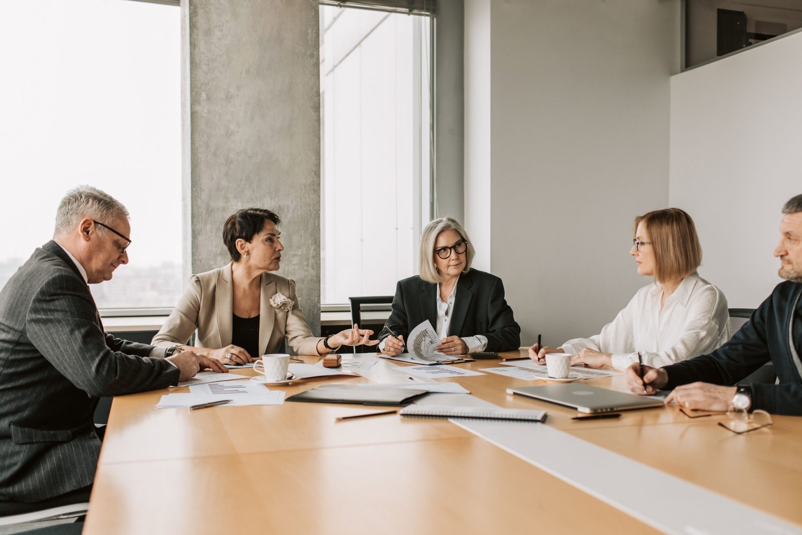 تصديق محضر اجتماع / قرار الجمعية العمومية / قرارات الشركاء الكاتب العدل دبي Meeting Minutes & Shareholder Resolution Notarization – Notary Public Dubai